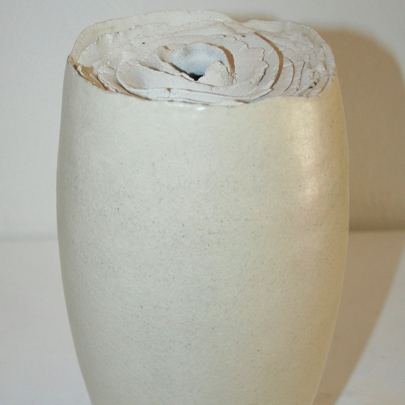 White Round Rosa Etrusca Vase - Alternative view 1