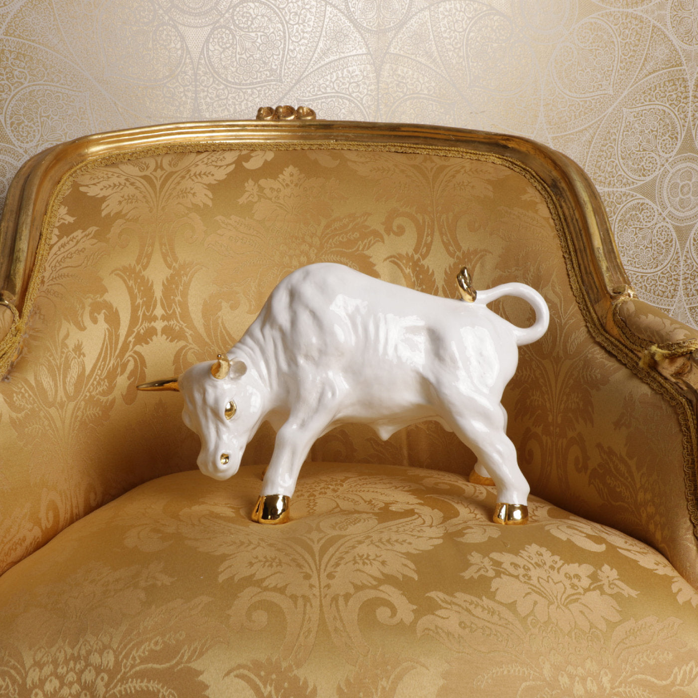 White and Gold Bull - Alternative view 1
