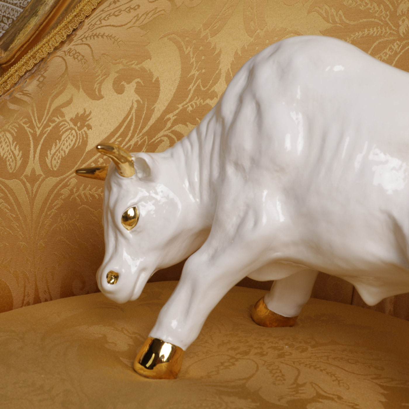 White and Gold Bull - Alternative view 2