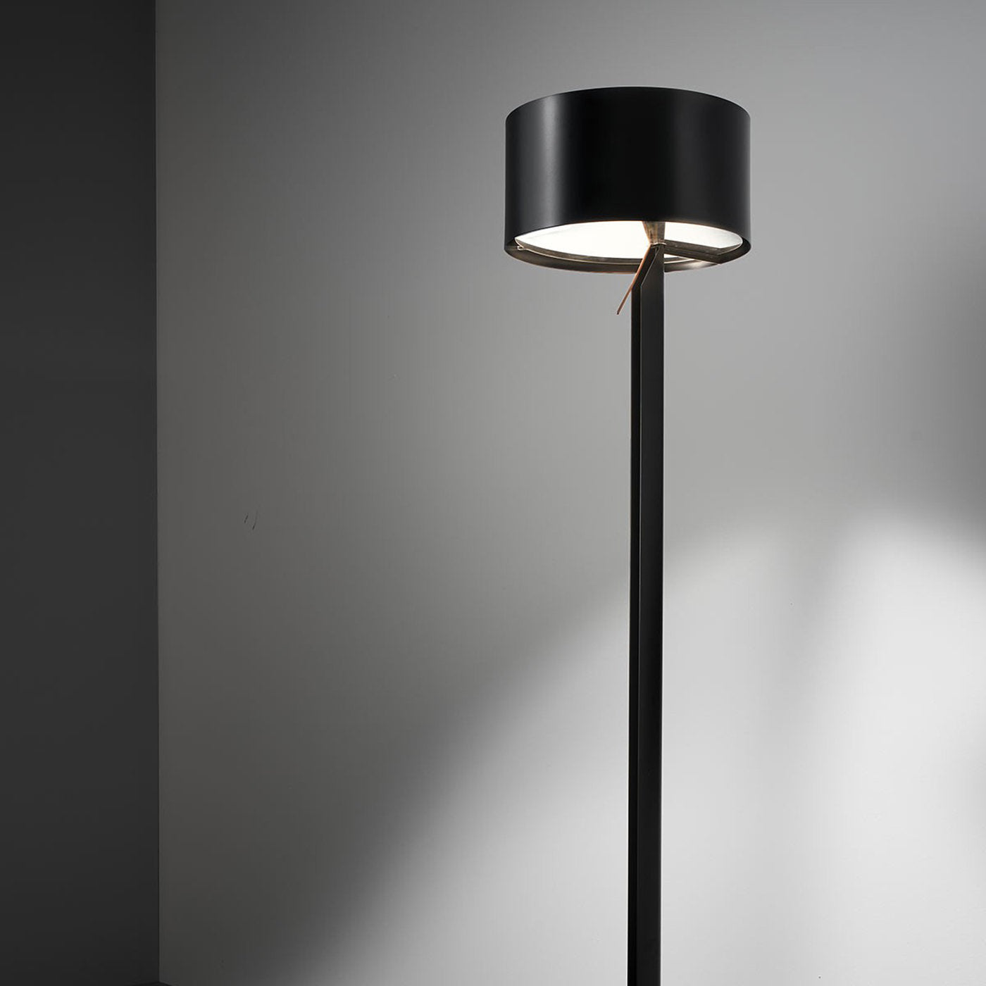 Wa Black Floor Lamp by Alessandro Zambelli - Alternative view 1