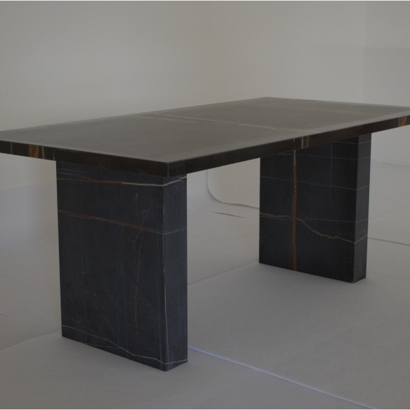 Big Strong Table in Nero Gold - Alternative view 1
