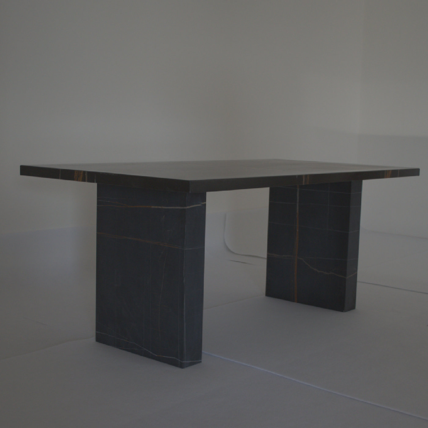 Big Strong Table in Nero Gold - Alternative view 2