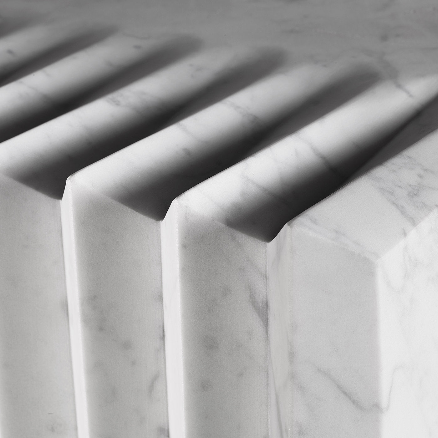 Specchio scultoreo Evoluzione in marmo di Carrara - Vista alternativa 2