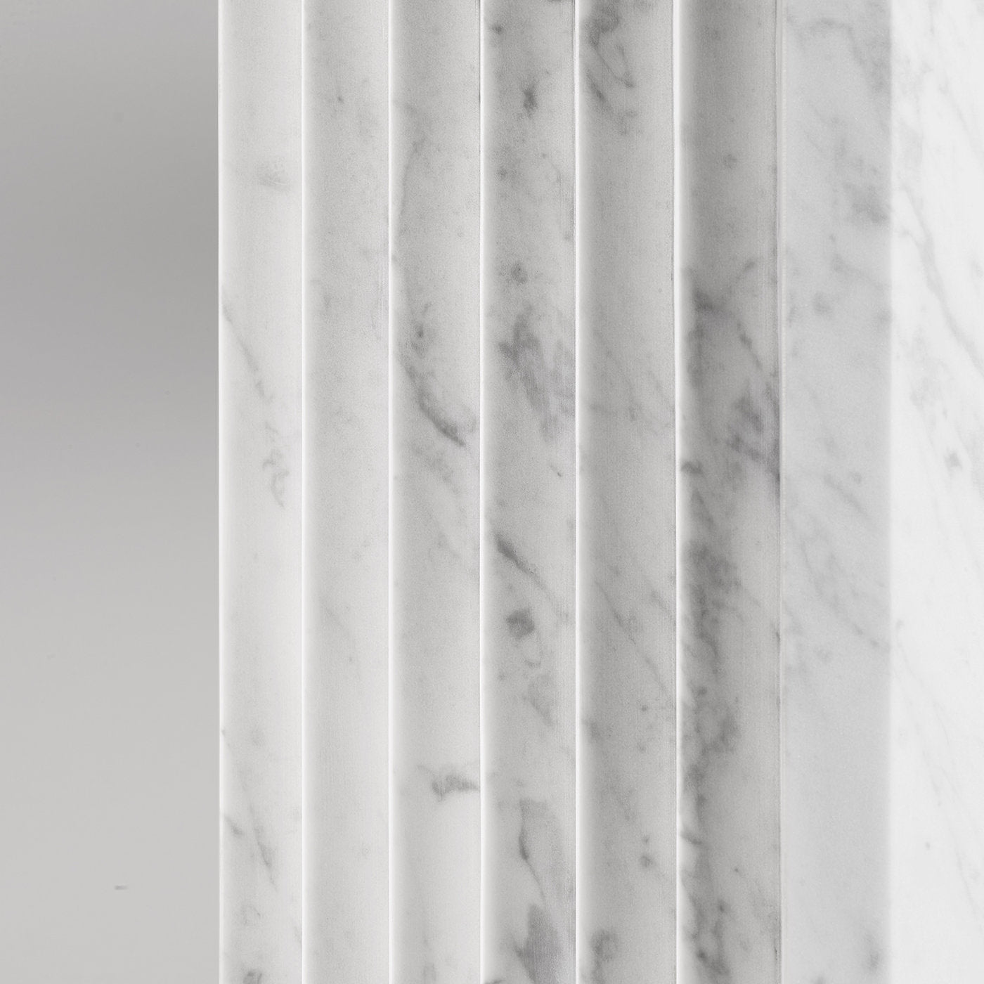 Specchio scultoreo Evoluzione in marmo di Carrara - Vista alternativa 4