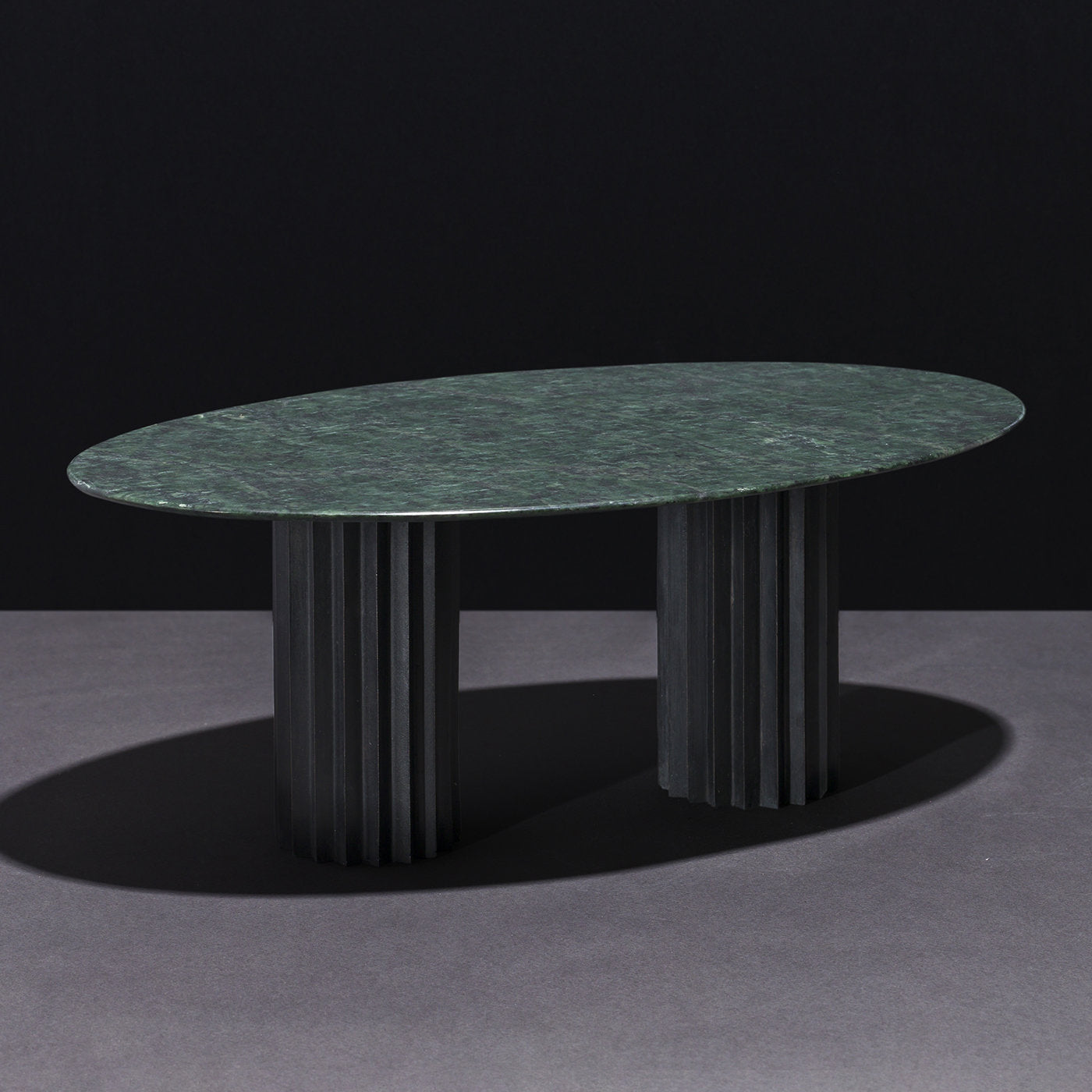 Mesa de comedor ovalada Doris de mármol verde y bronce - Vista alternativa 1