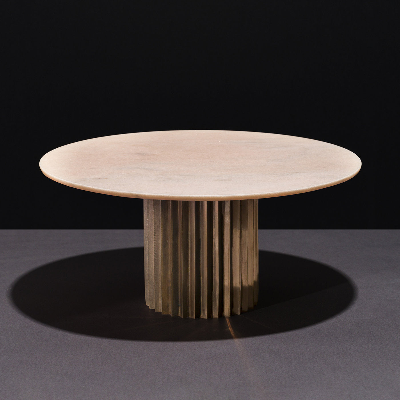 Doris Dining Table in Pink Marble and Bronze - Alternative view 1