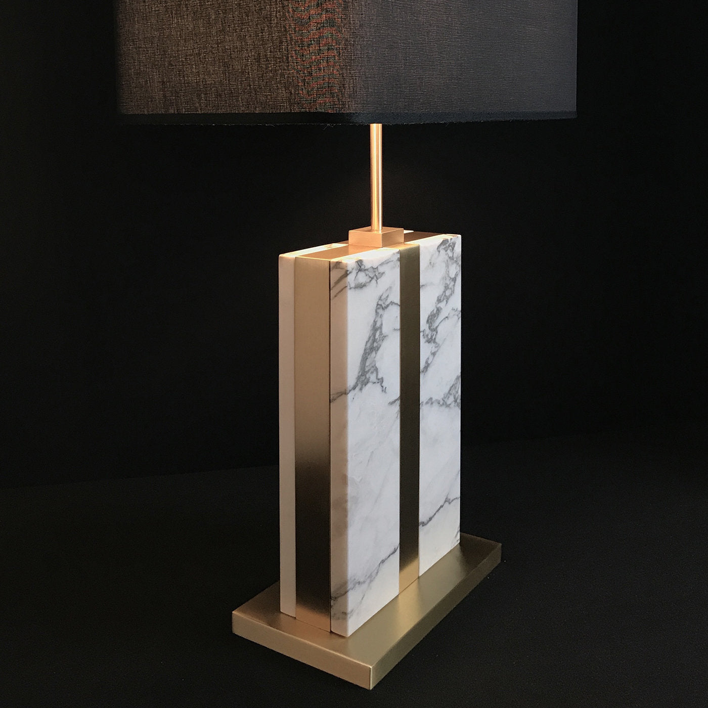 Lampe de table Brera en marbre de Carrare avec abat-jour en coton noir - Vue alternative 1