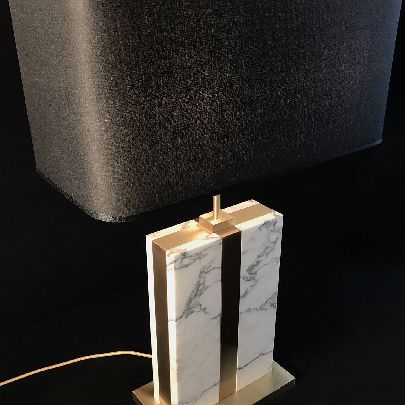 Lampe de table Brera en marbre de Carrare avec abat-jour en coton noir - Vue alternative 2