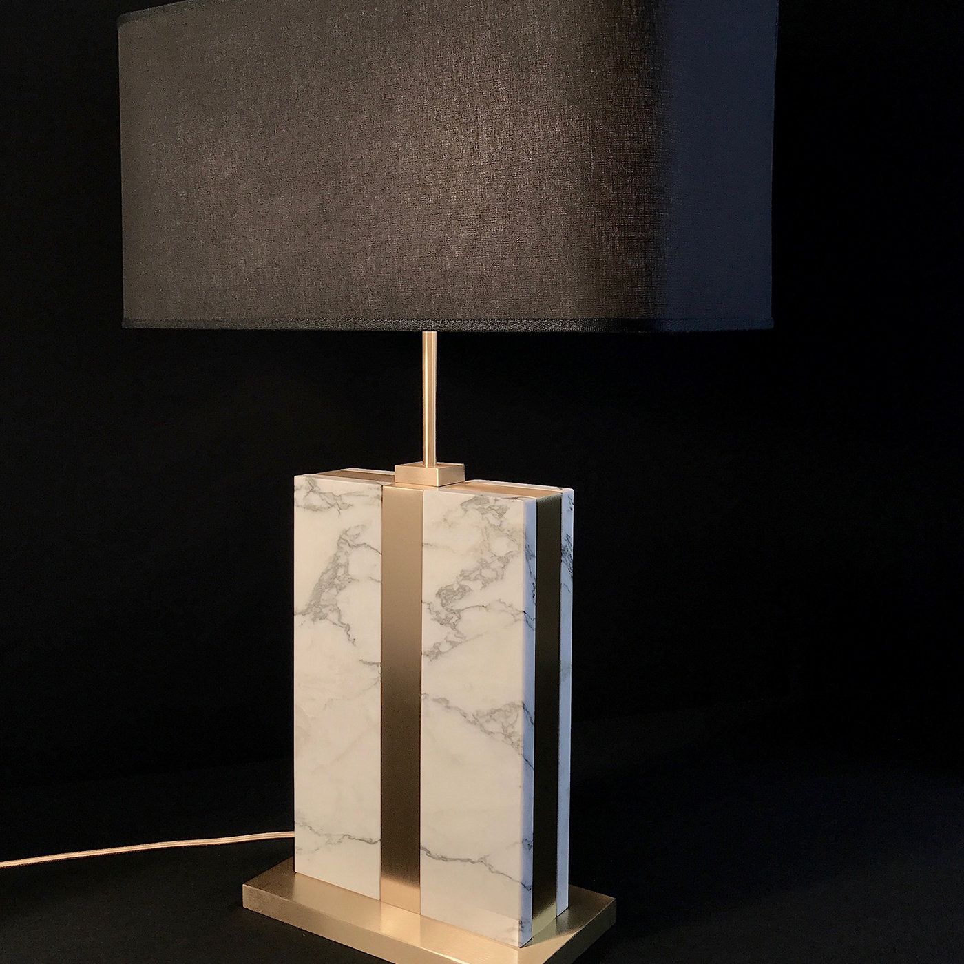 Lampe de table Brera en marbre de Carrare avec abat-jour en coton noir - Vue alternative 3