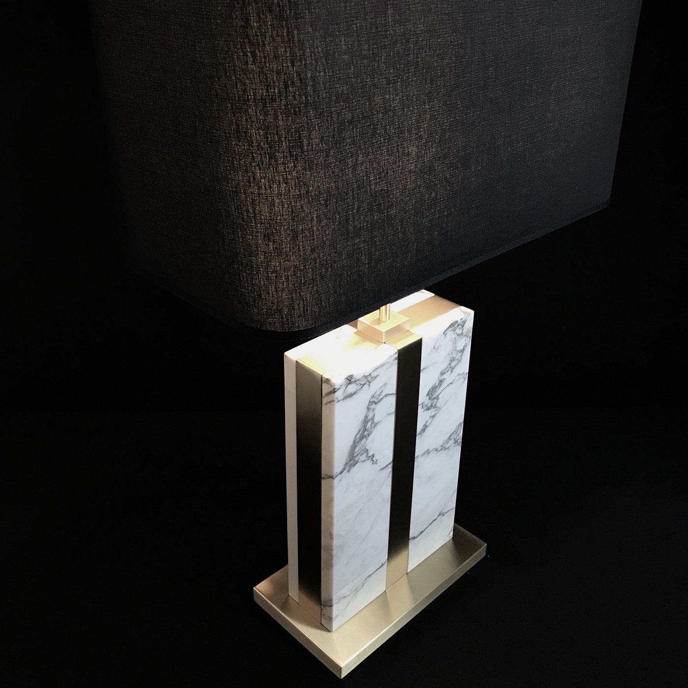 Lampe de table Brera en marbre de Carrare avec abat-jour en coton noir - Vue alternative 4