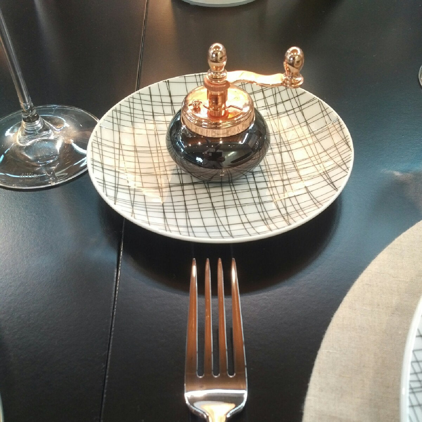 Molinillo de pimienta y salero de latón chapado en cobre y níquel negro - Vista alternativa 1