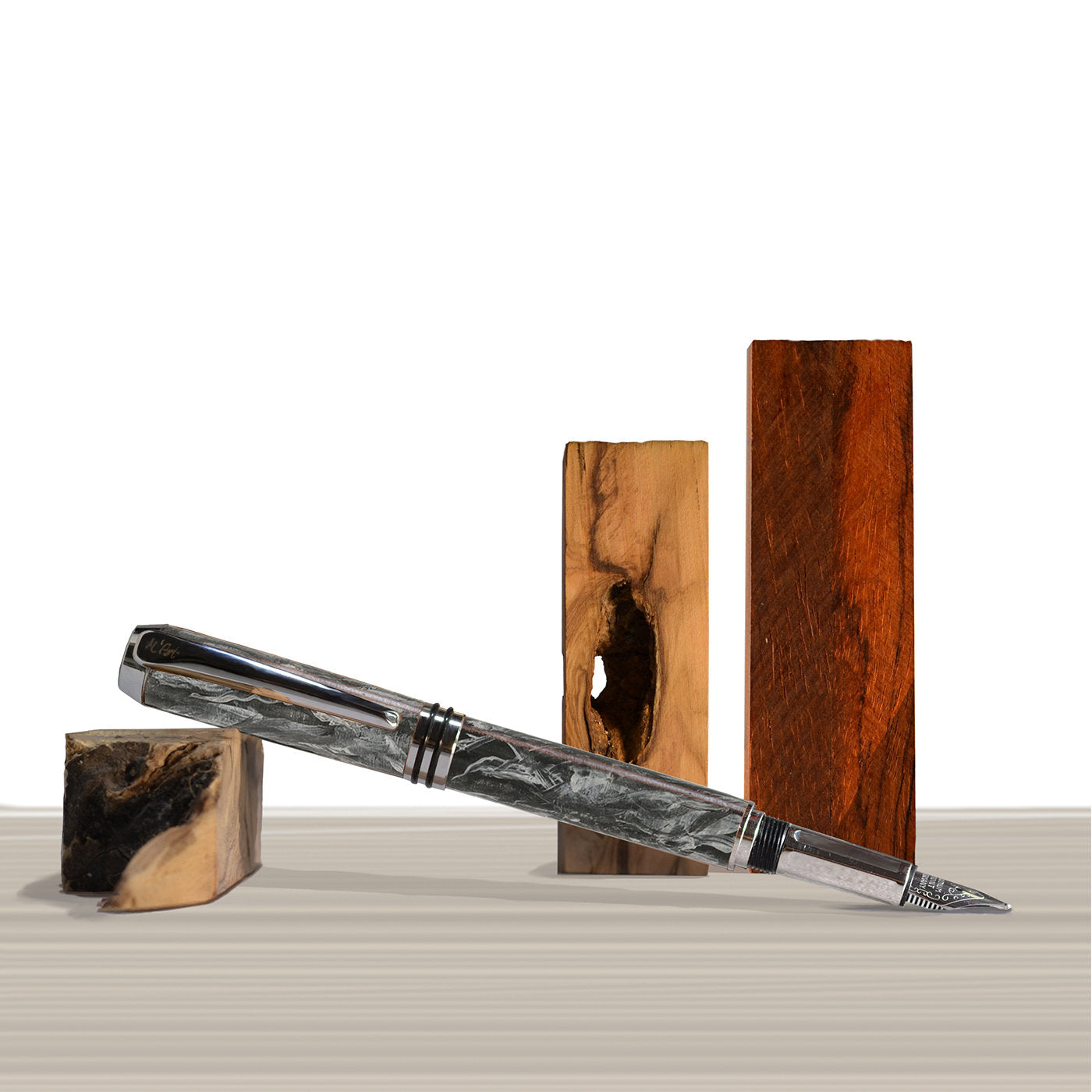 Antea Marbled Gray Fountain Pen in Olive Wood - Alternative view 3