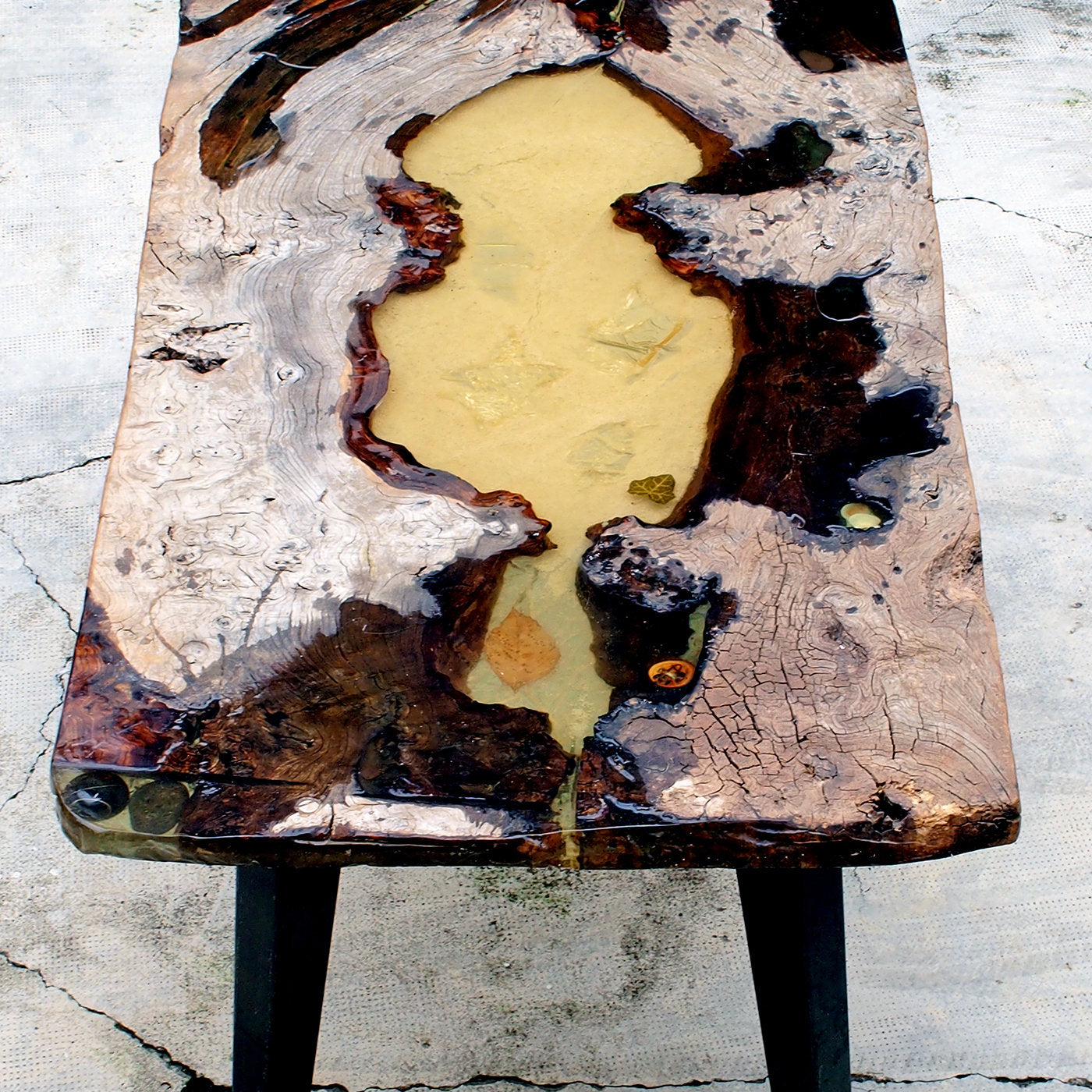 Moon Table in Ancient Elm Wood - Alternative view 1