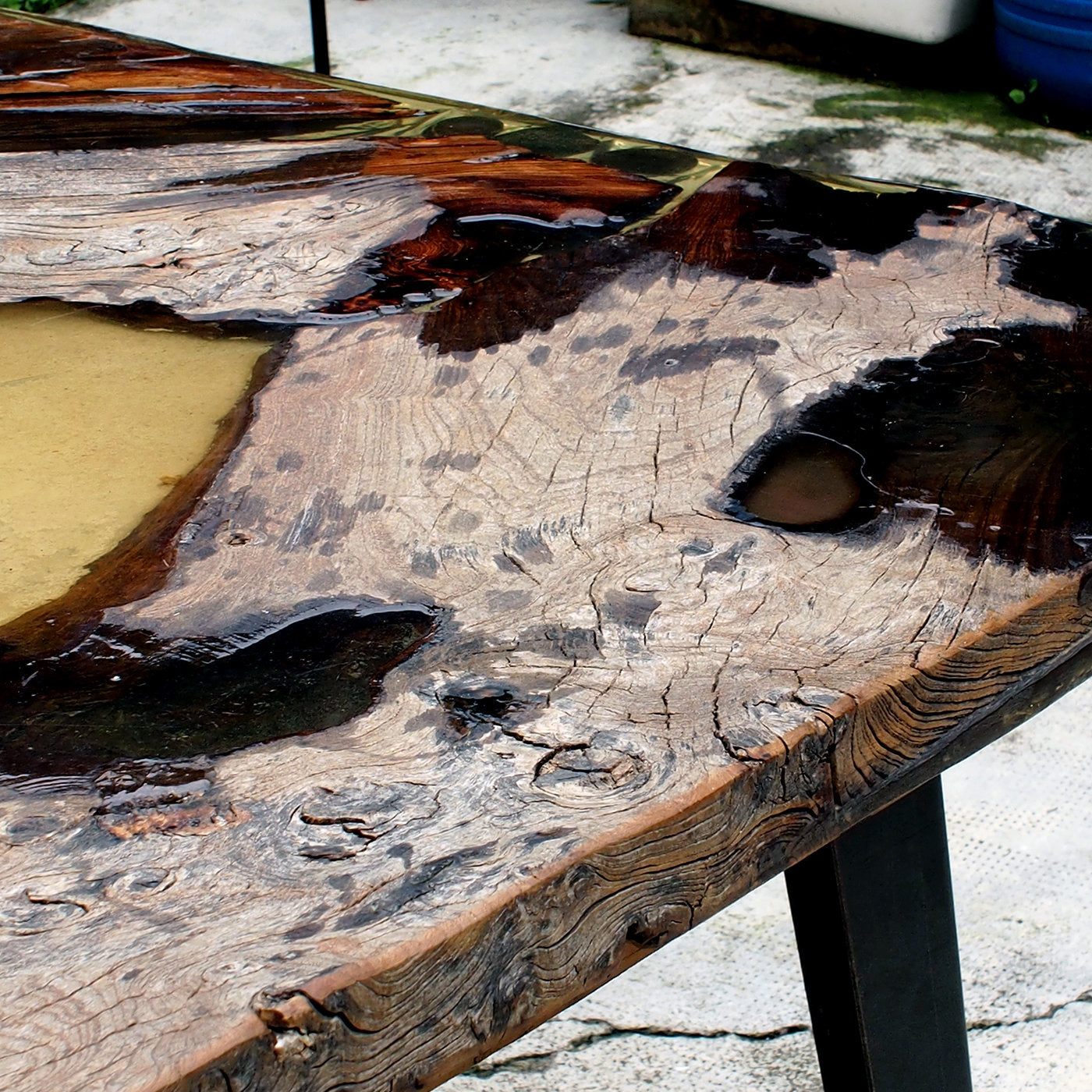 Moon Table in Ancient Elm Wood - Alternative view 4