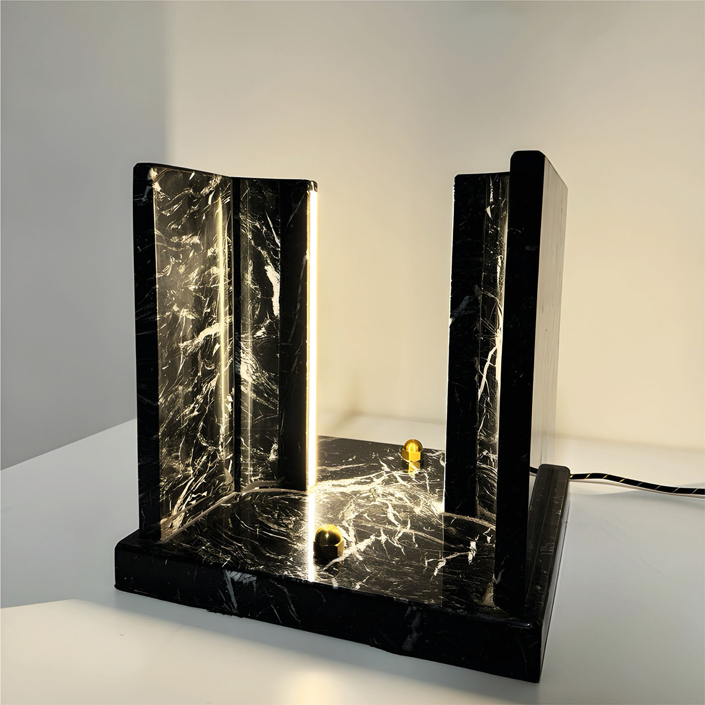 HEA Lampada da Tavolo in Marmo Nero Marquina di Michael Milesi - Vista alternativa 2