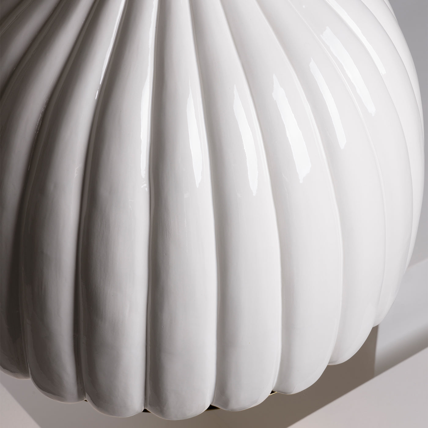 Weiße Keramik-Pendelleuchte mit Wellenschliff - Alternative Ansicht 3