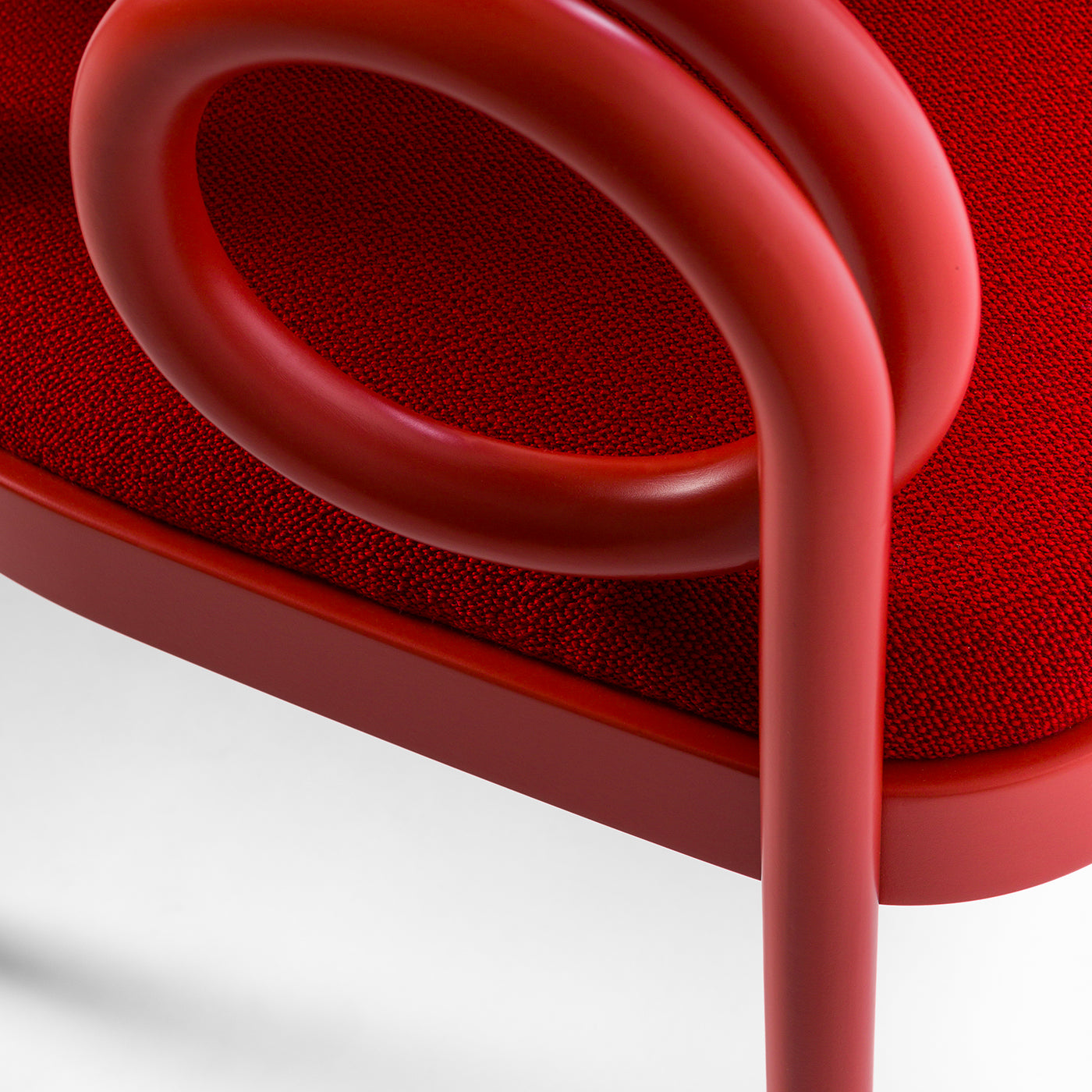 Loop Red Lounge Chair by India Mahdavi - Alternative view 4