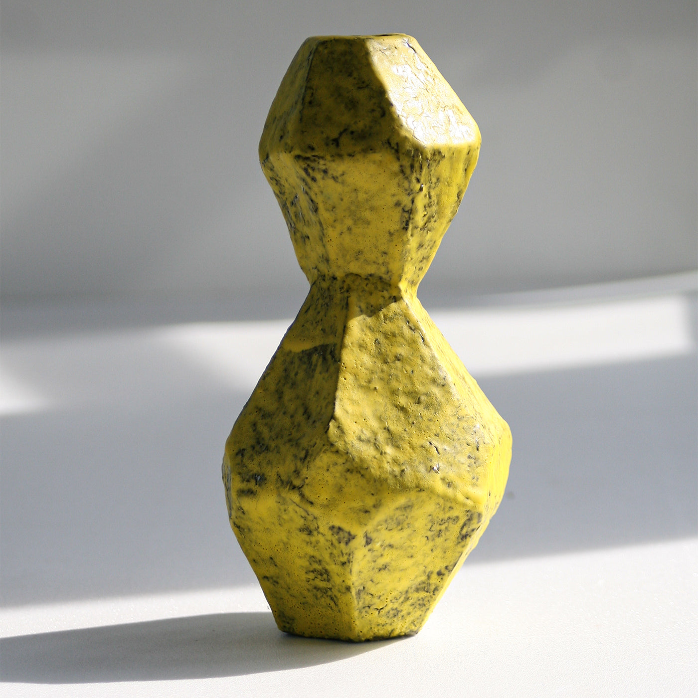 Asymmetrische gelbe Vase in geometrischem Stil - Alternative Ansicht 2