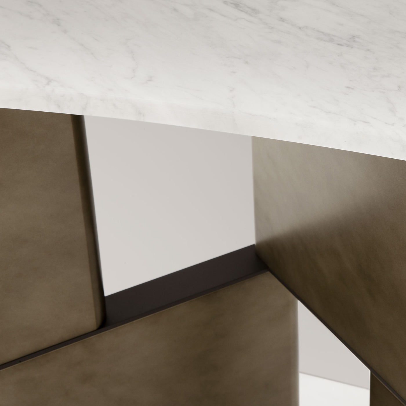 Mesa Tetris con tapa de mármol y patas de madera lacada en bronce  - Vista alternativa 5