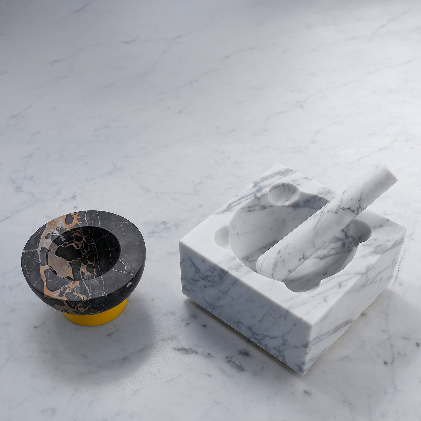 Mortier et pilon en marbre blanc de Carrare et or de Portoro Vena de J&amp;J - Vue alternative 3