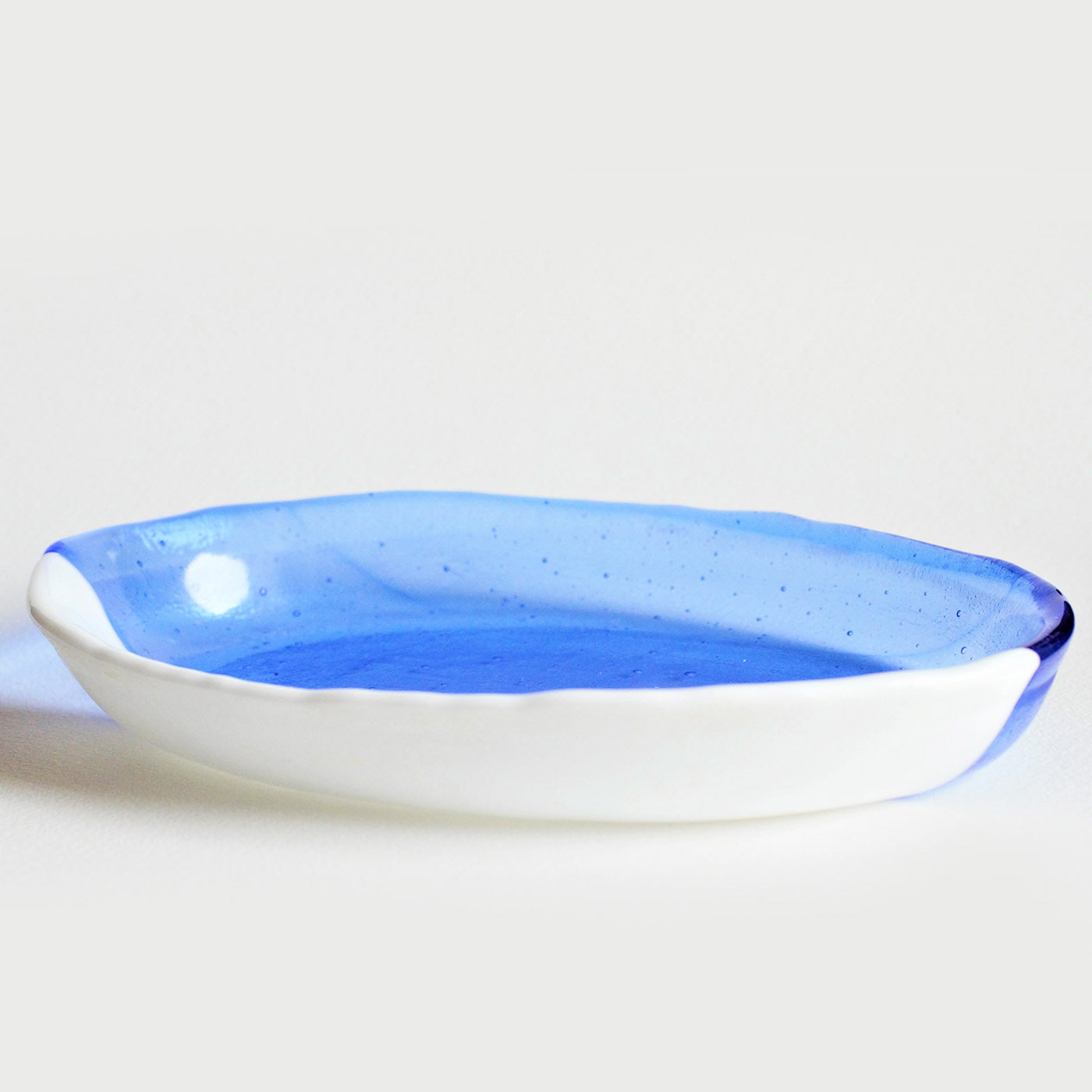 Servierplatte aus weißem und blauem Glas  - Alternative Ansicht 1