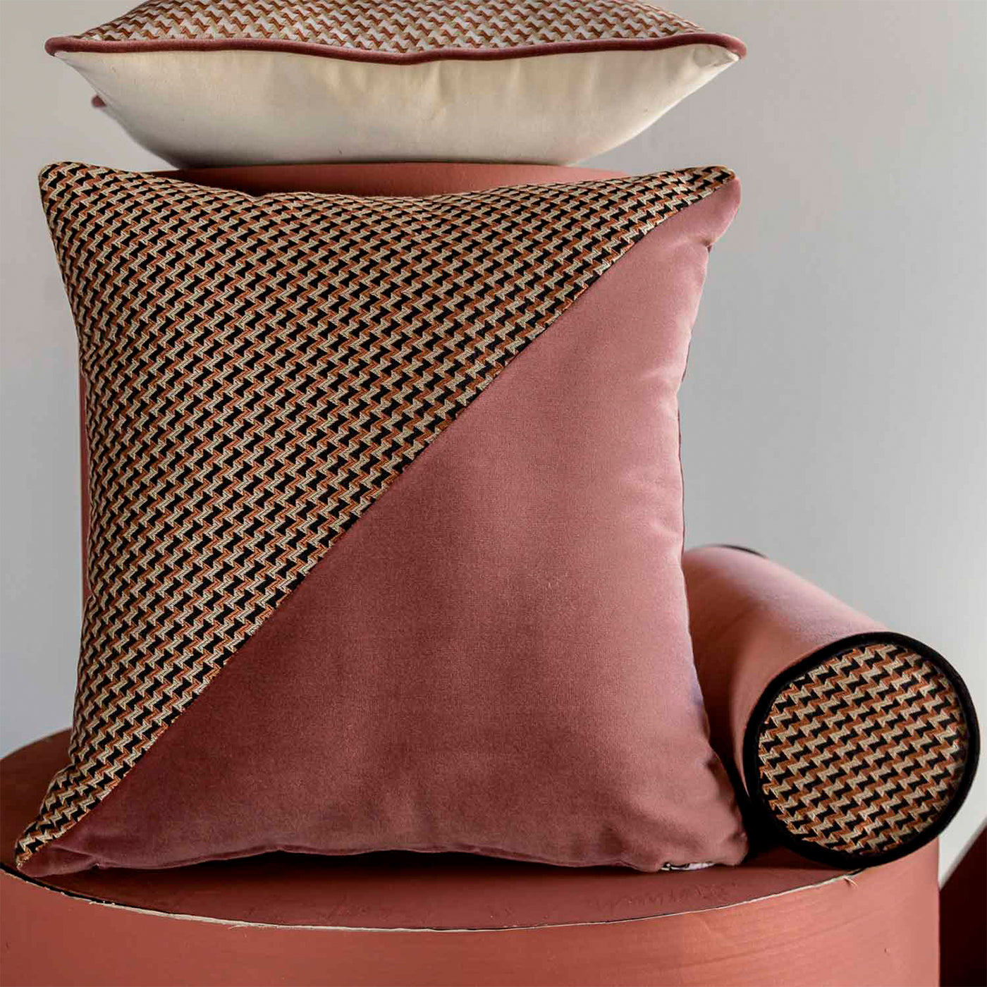 Carrè Diagonal Cushion in Micro-Patterned jacquard fabric - Alternative view 2