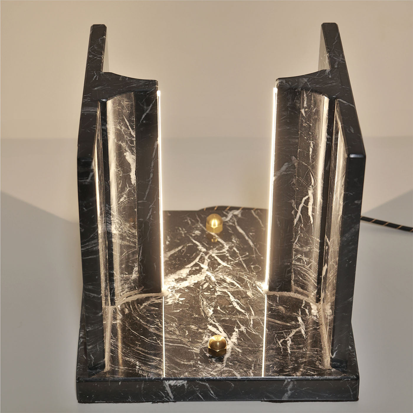 HEA Lampada da Tavolo in Marmo Nero Marquina di Michael Milesi - Vista alternativa 1