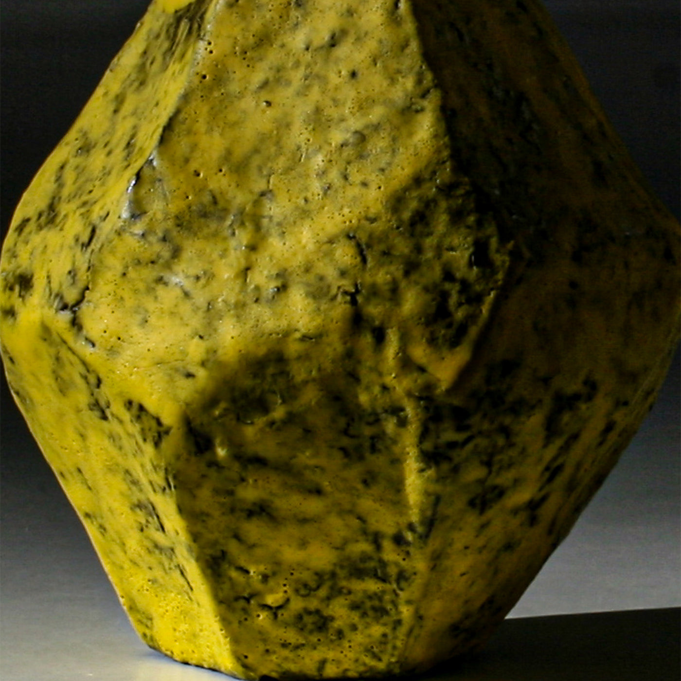 Asymmetrische gelbe Vase in geometrischem Stil - Alternative Ansicht 1