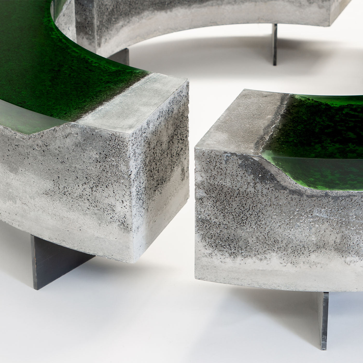 Cala Jade Bench With Resin And Concret Top - Alternative view 1