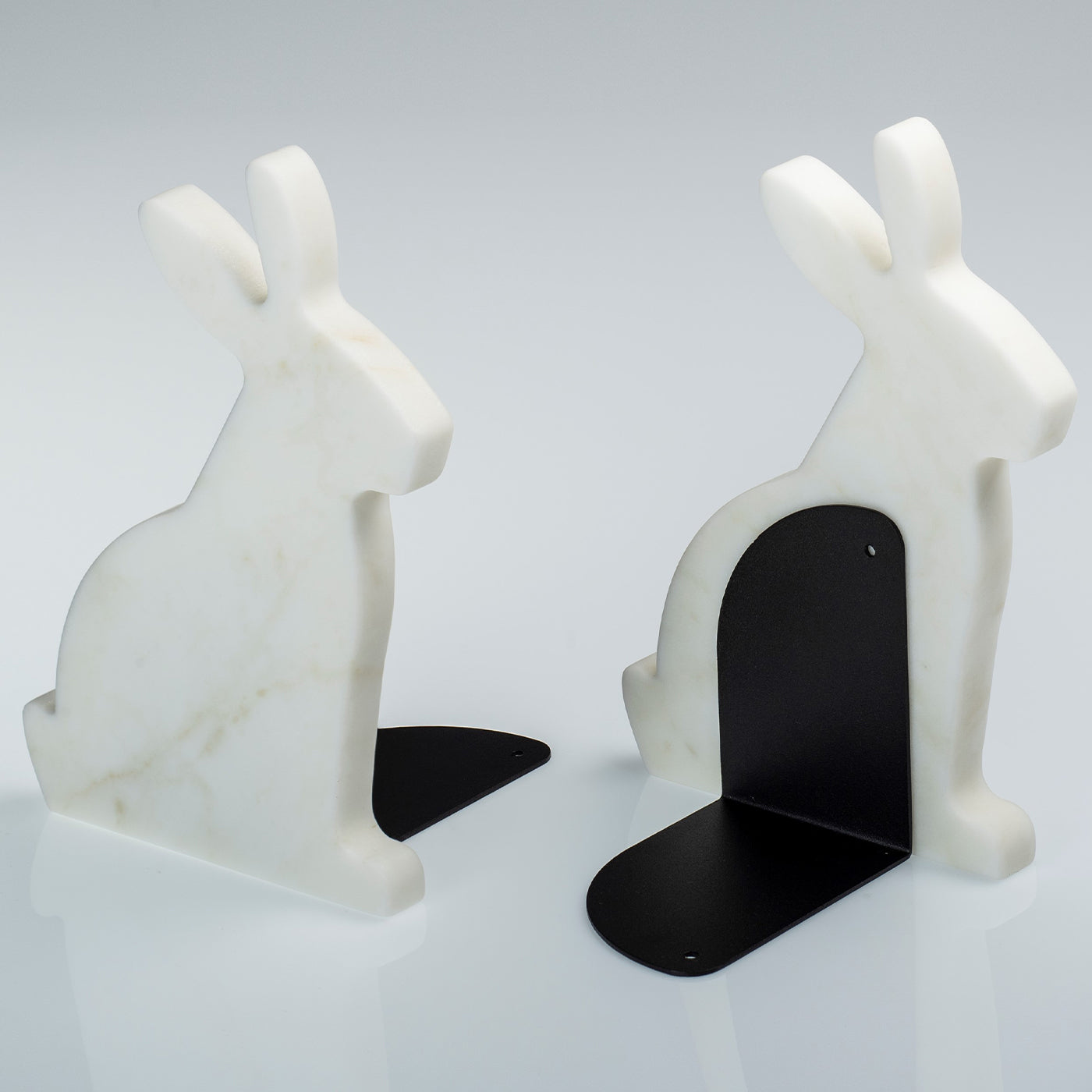 Weiße Carrara-Buchstütze Bunny rechts von Alessandra Grasso - Alternative Ansicht 2