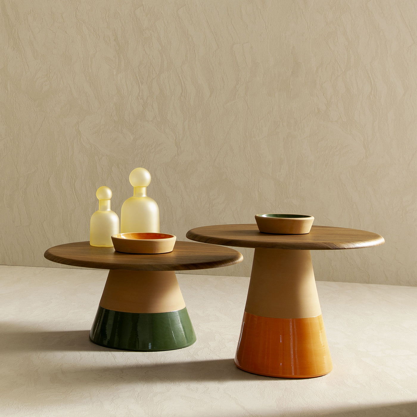 Sablier Kleiner Tisch mit Sockel aus Ton und Platte aus Canaletto-Furnier - Alternative Ansicht 1