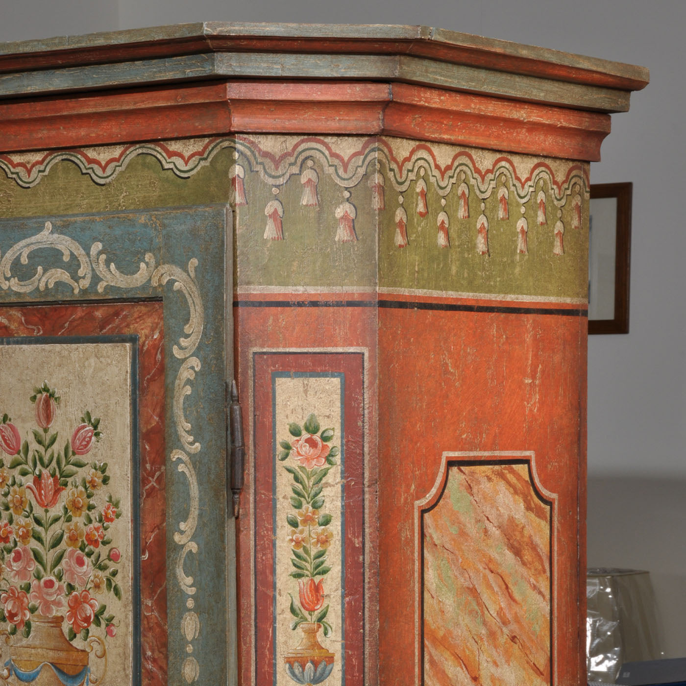 Tirolesi '700 Tyrloean-Style Decorated Wardrobe - Alternative view 1